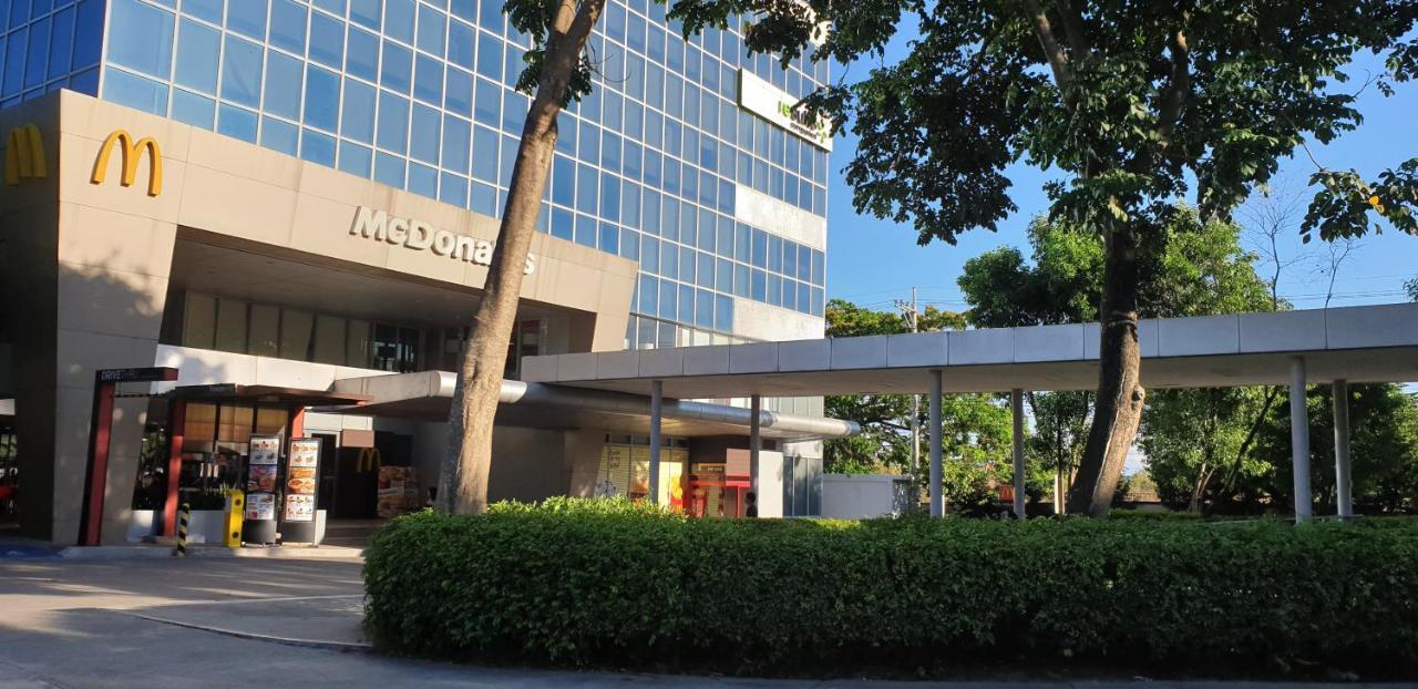 Mactan Newtown With Sun Set And Garden View Cebu Exterior foto